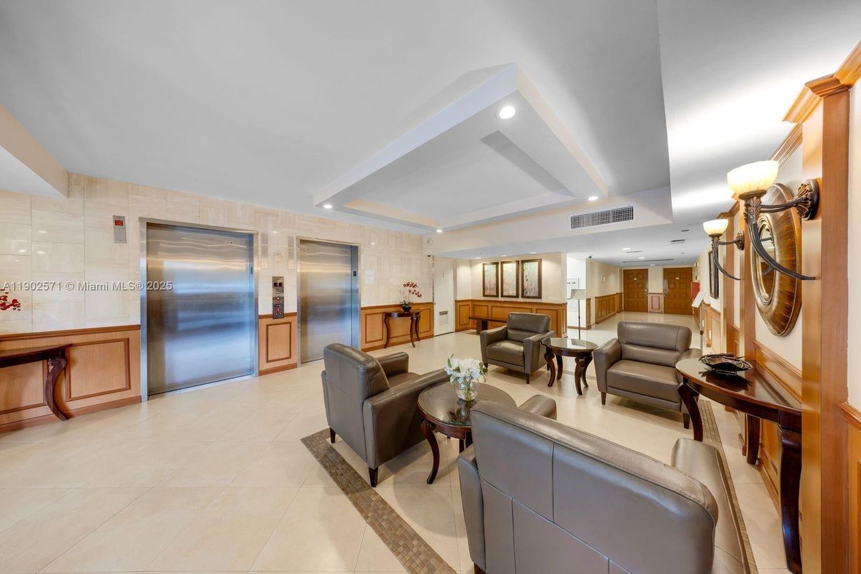 Elevator, Interior, Living room, Recessed Lighting
