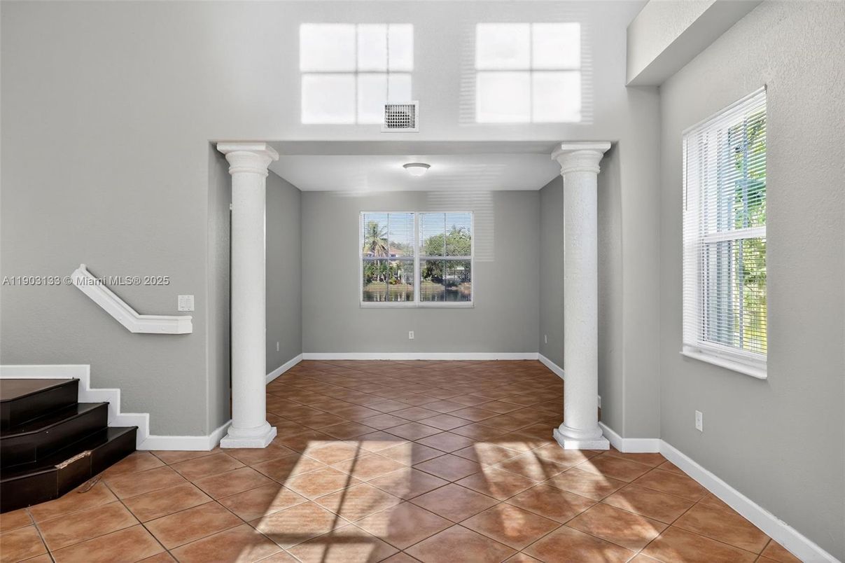 Empty room, Interior