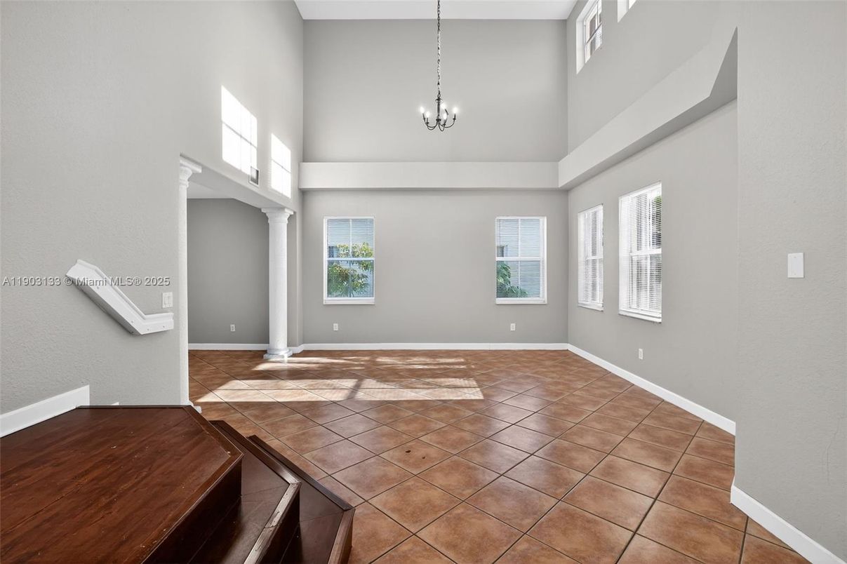 Empty room, Interior, Pendant Lights