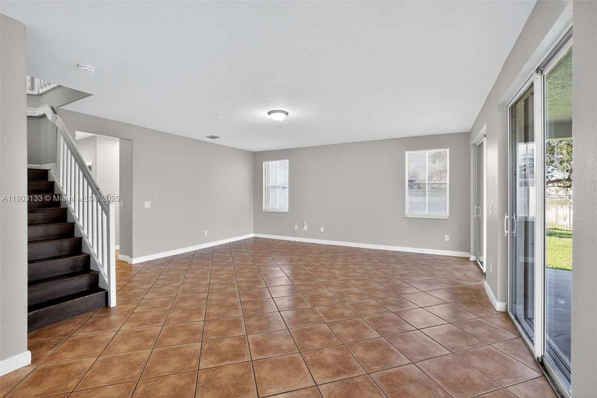 Empty room, Interior