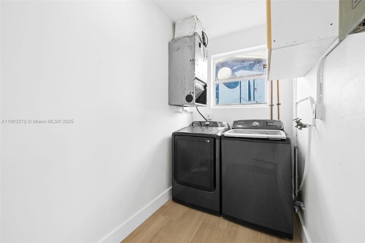 Interior, Washer, Wood Texture Flooring