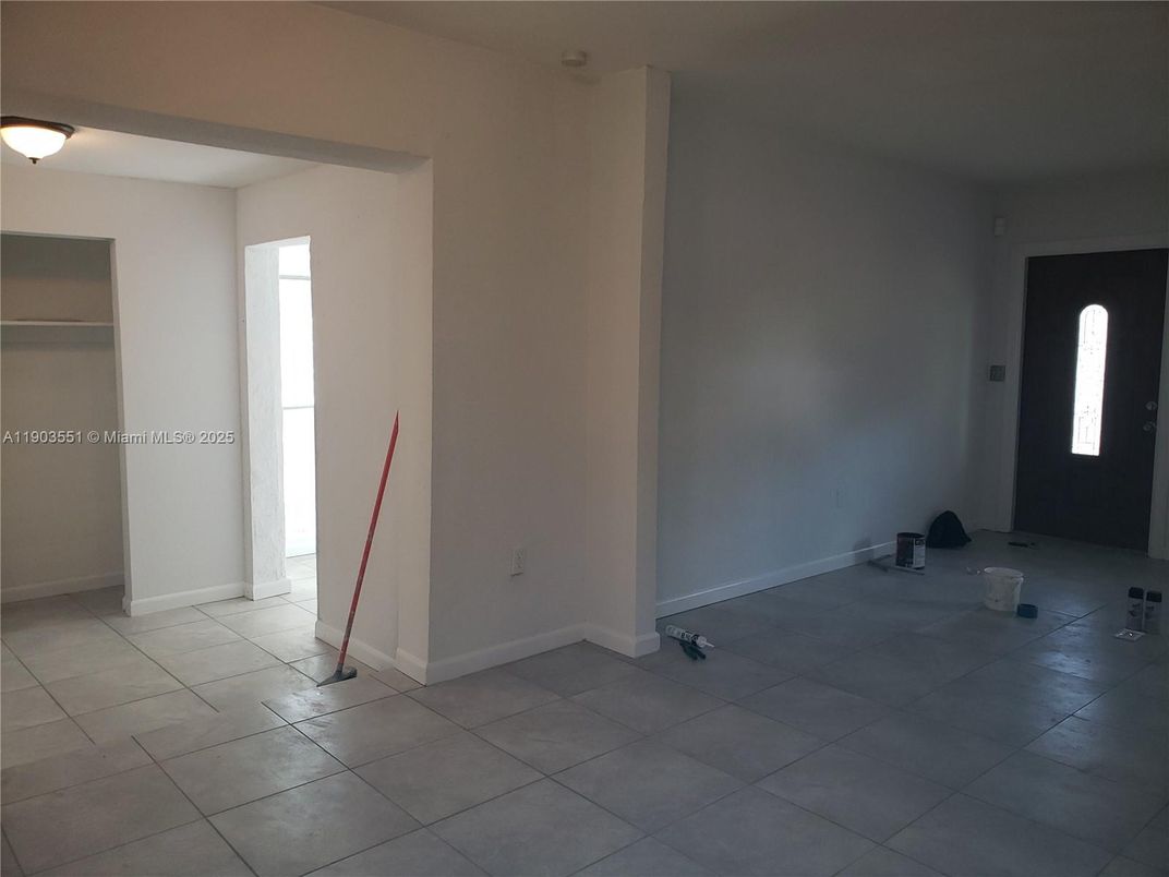 Empty room, Interior