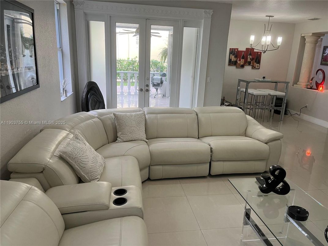 Chandelier, Dining room, Interior, Living room