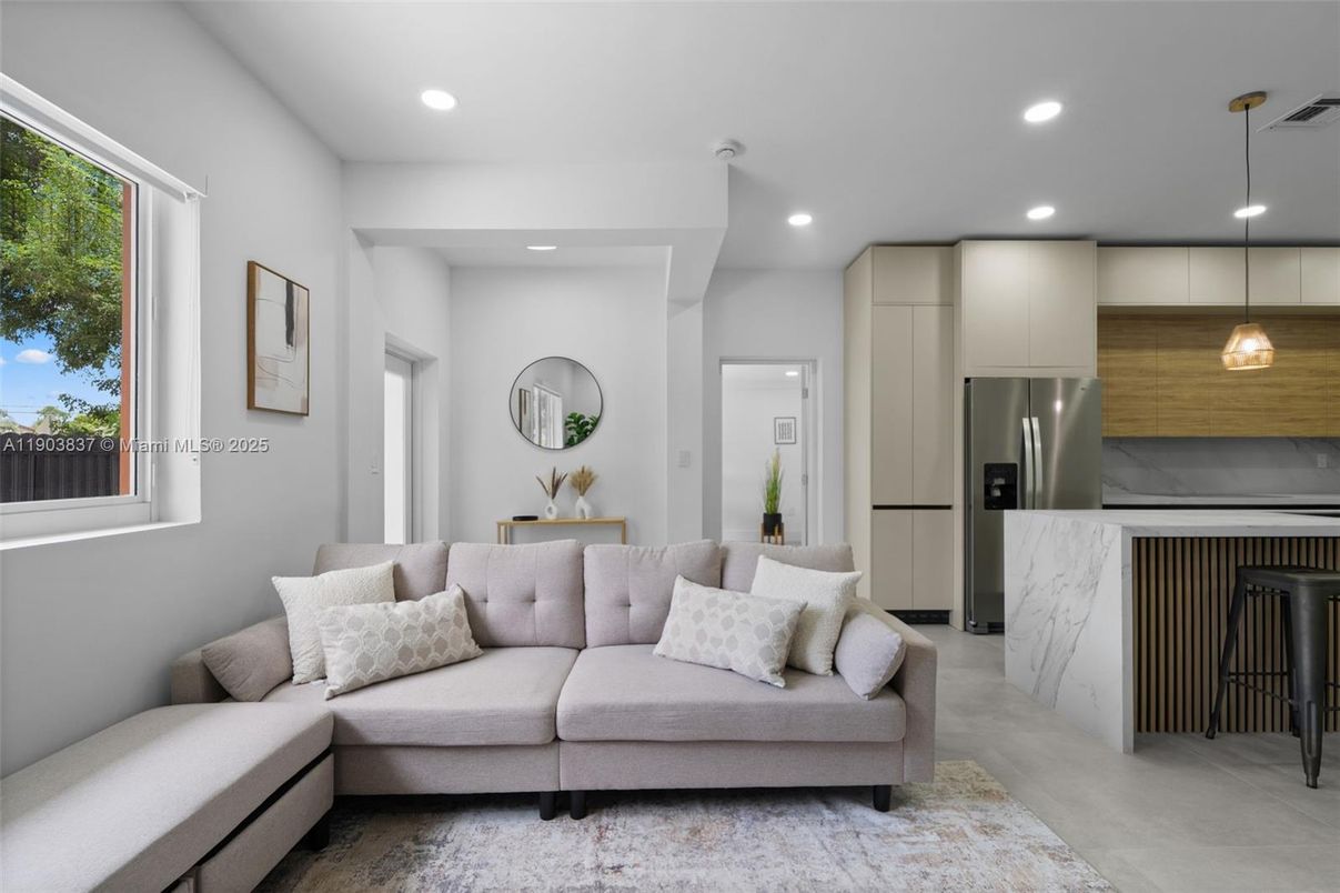 Interior, Kitchen, Living room, Pendant Lights, Recessed Lighting, Stainless Steel Appliances