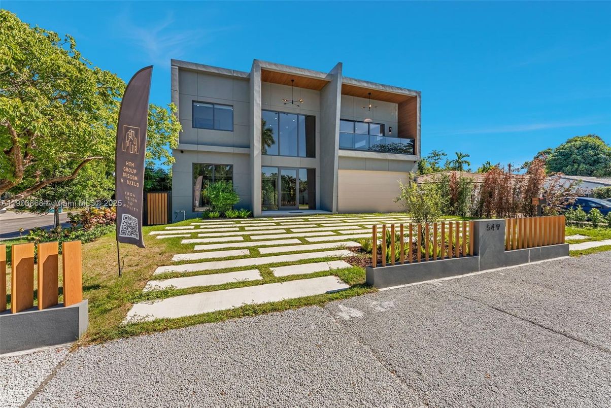 Backyard, Exterior, Facade, Modern