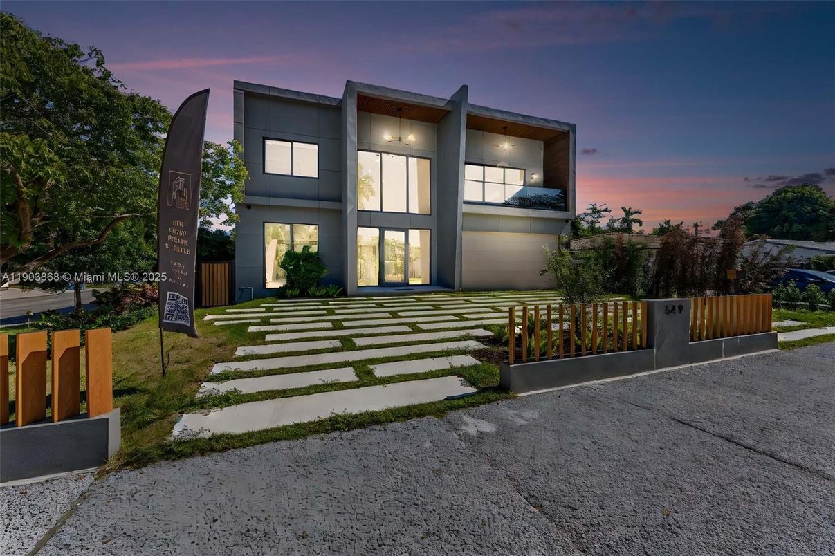 Backyard, Exterior, Facade, Modern