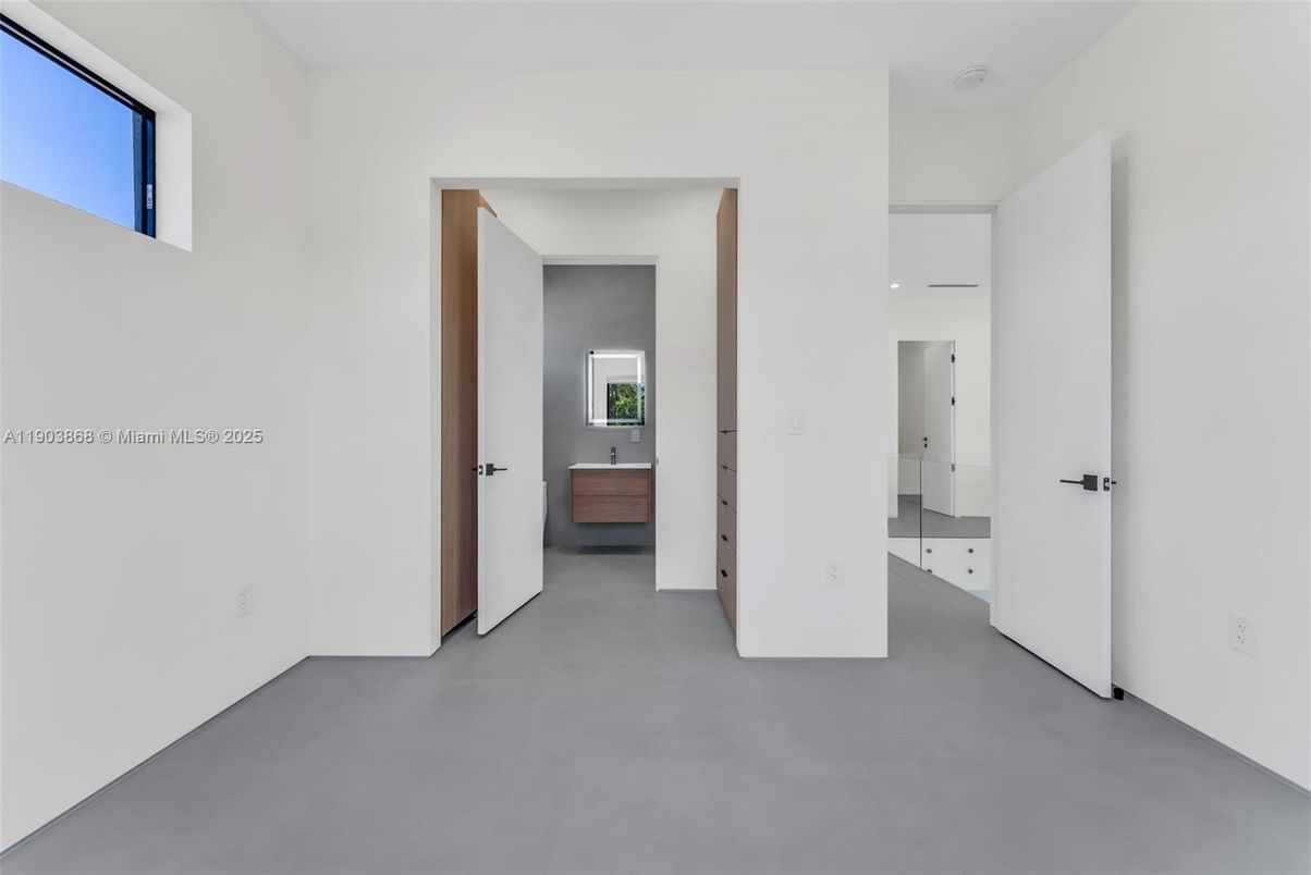 Empty room, Interior