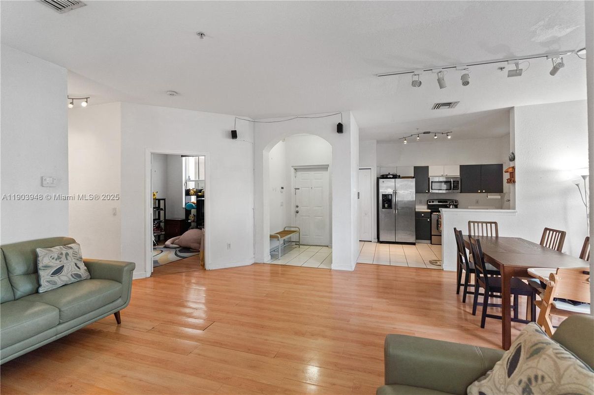 Dining room, Interior, Kitchen, Stainless Steel Appliances, Wood Texture Flooring