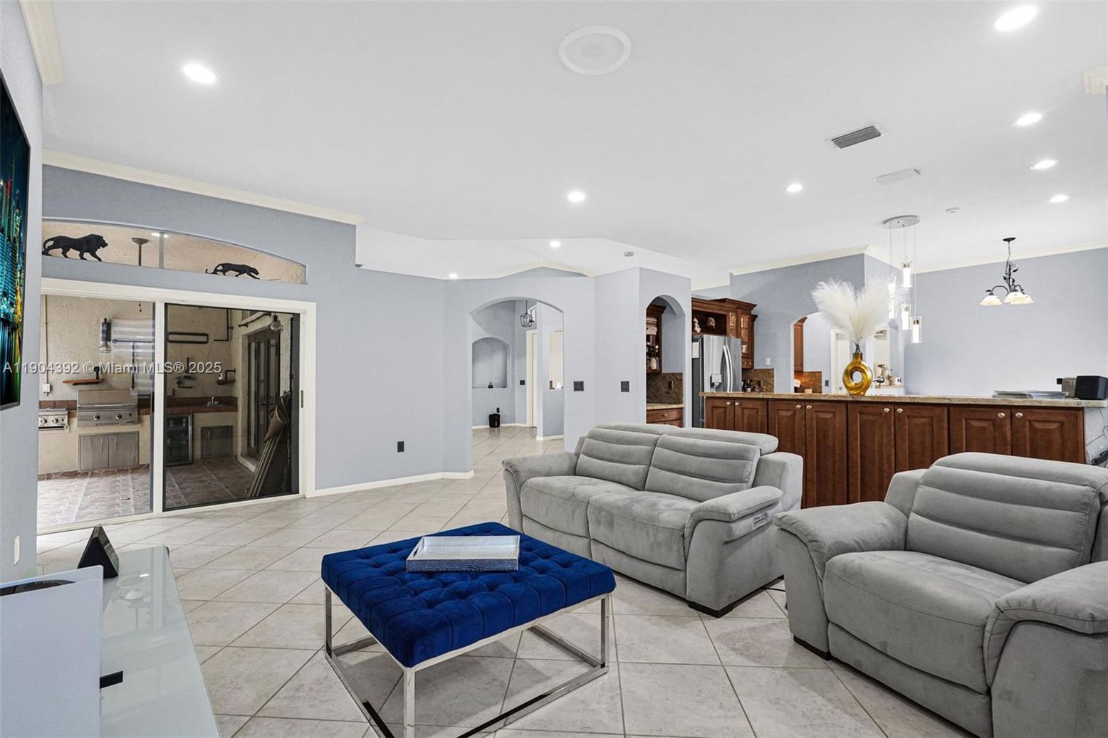 Interior, Living room, Pendant Lights, Recessed Lighting