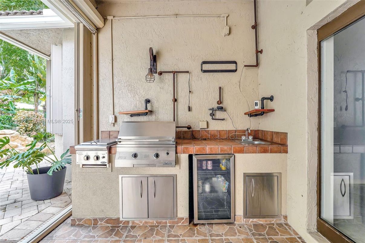 Exterior, Outdoor Kitchen