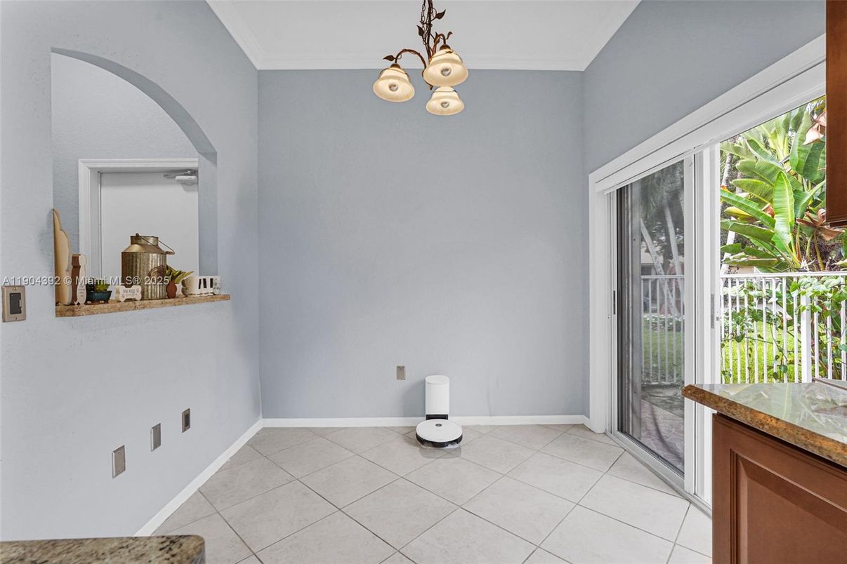 Empty room, Interior, Pendant Lights