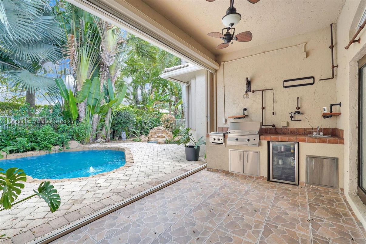 Exterior, Outdoor Kitchen, Pool