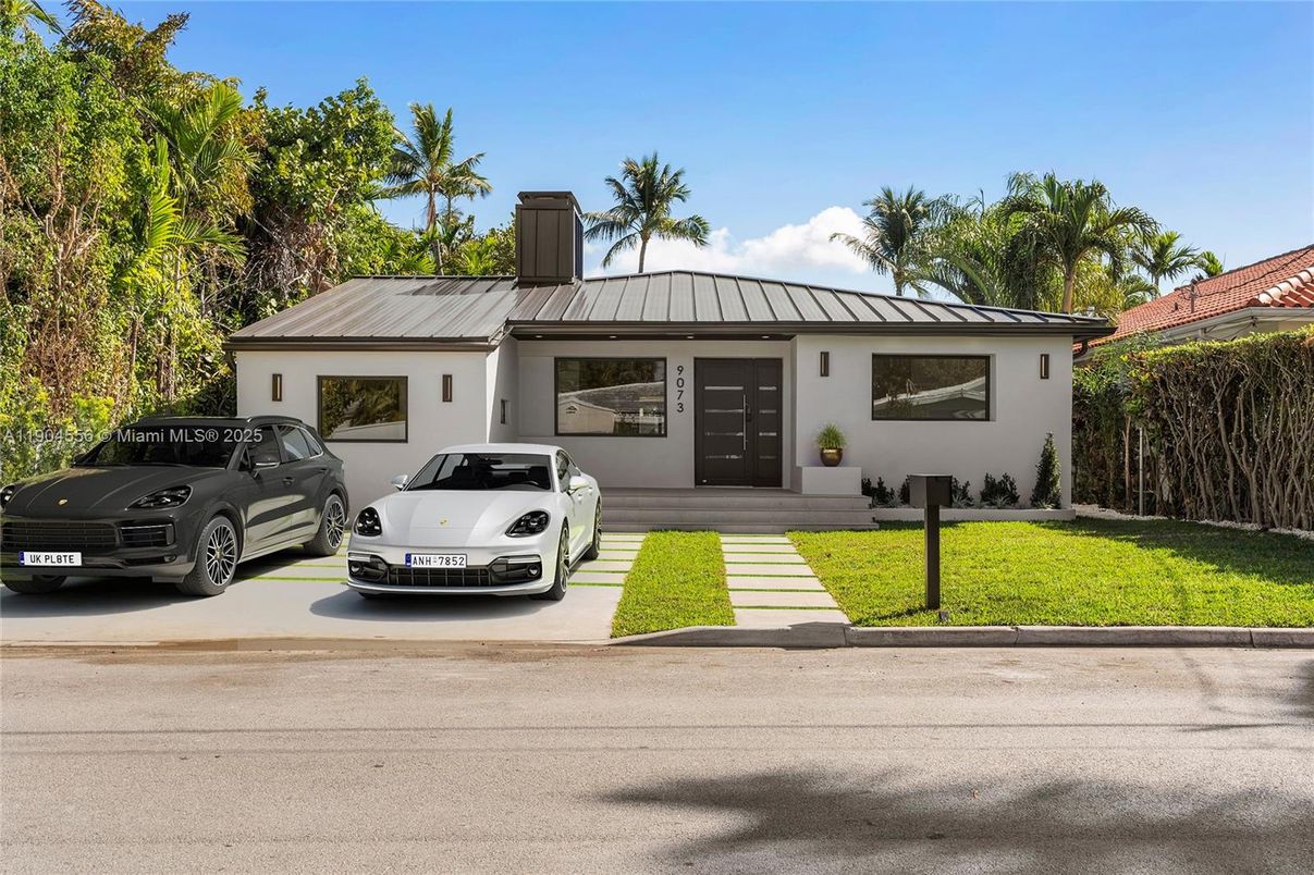 Exterior, Facade, Ranch