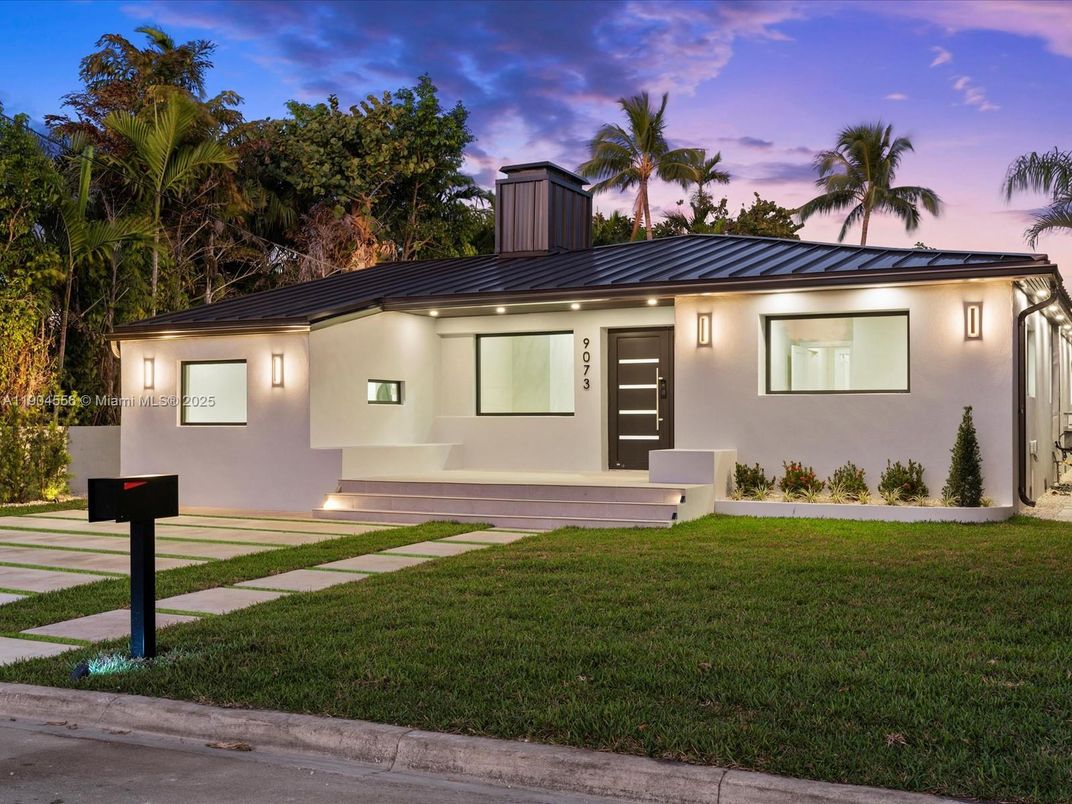 Exterior, Facade, Ranch