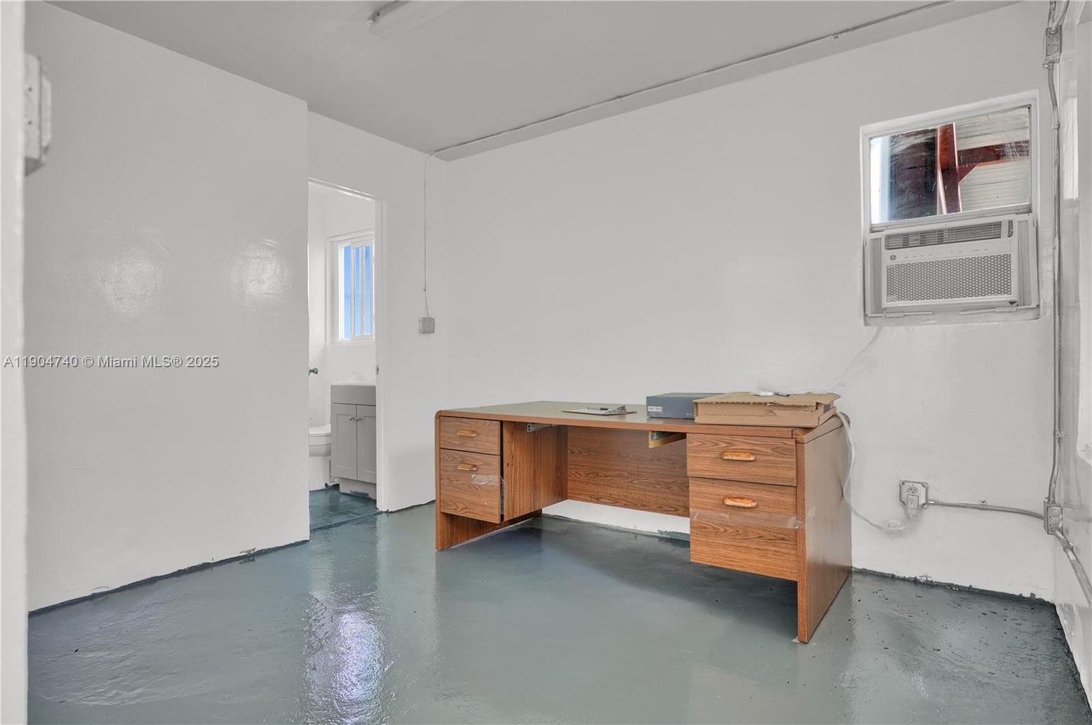 Home Office, Interior