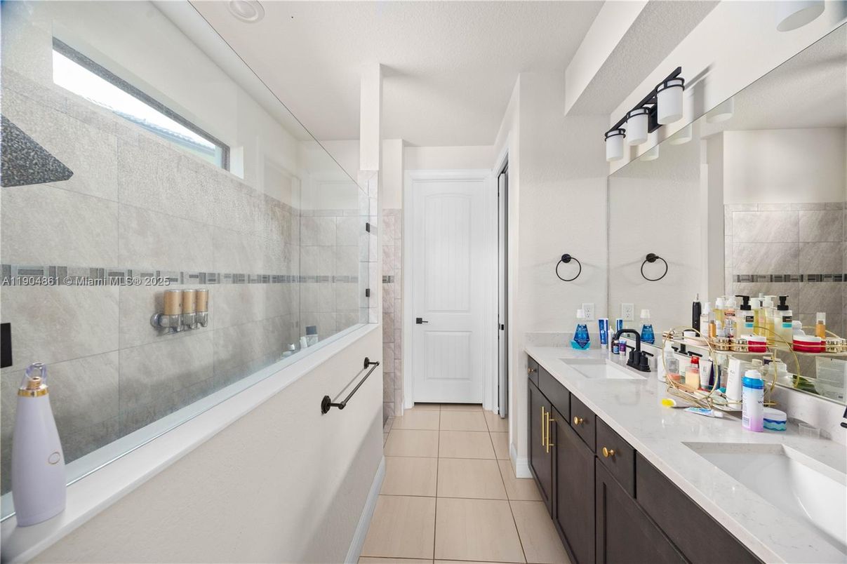 Bathroom, Dual Sink Vanities, Interior