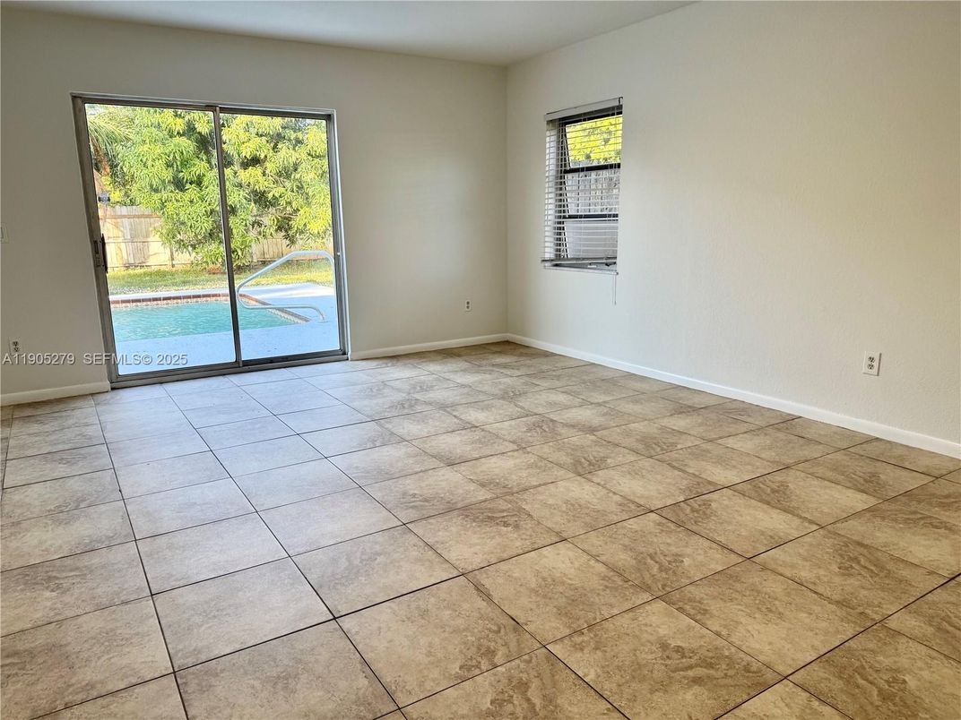 Empty room, Interior