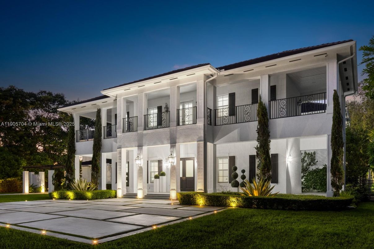 Exterior, Facade, Modern