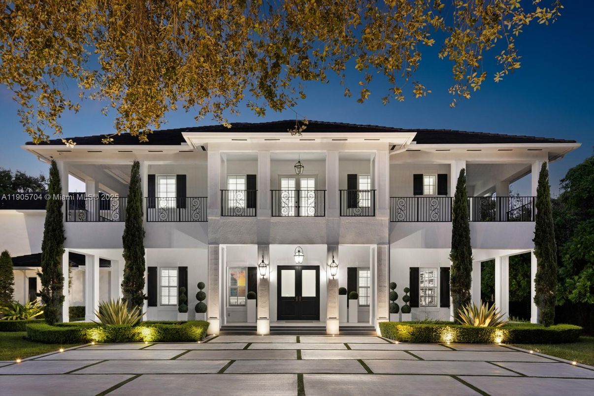 Exterior, Facade, Modern