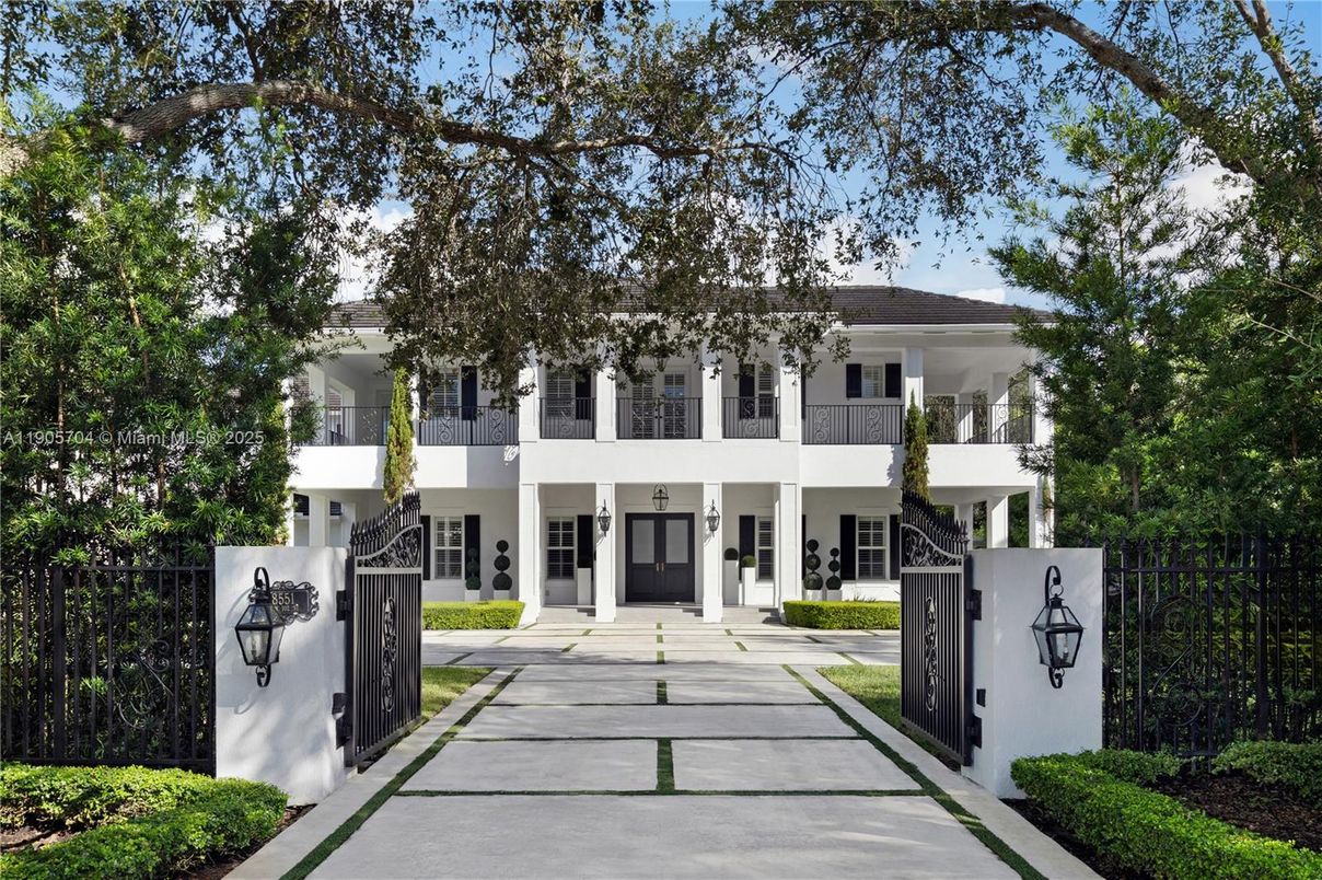 Exterior, Facade, Georgian