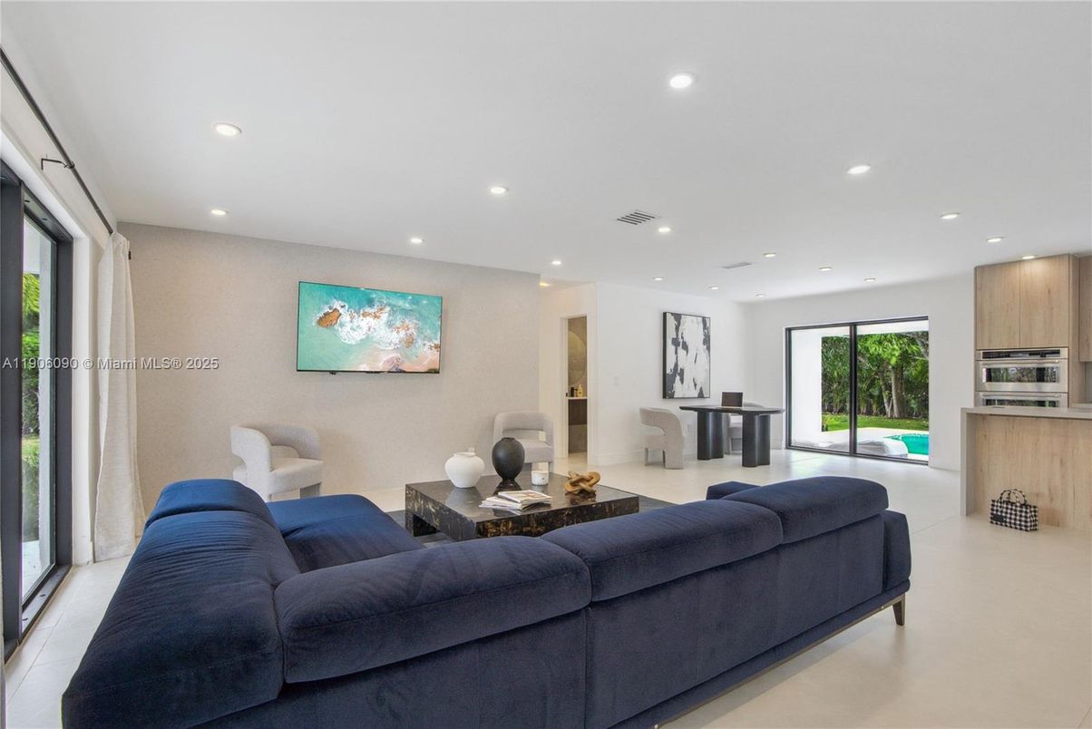 Interior, Kitchen, Living room, Recessed Lighting, Stainless Steel Appliances