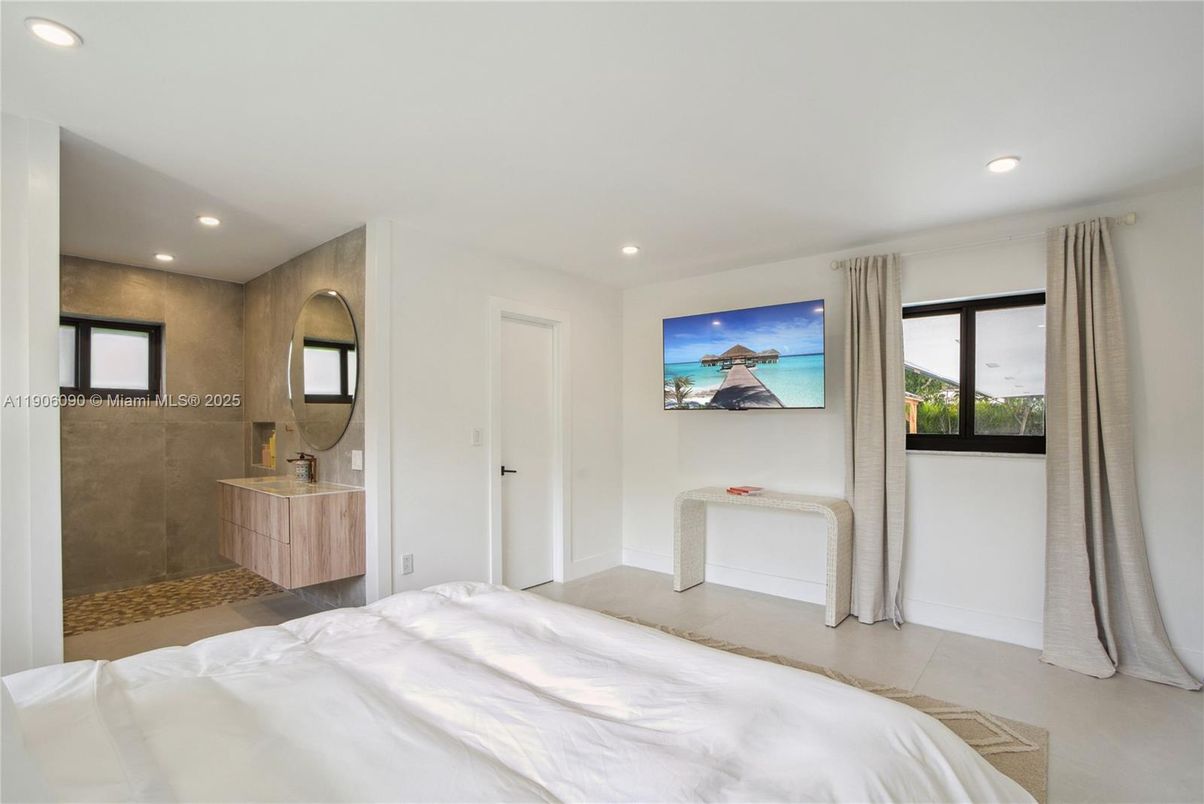 Bedroom, Interior, Recessed Lighting, Water