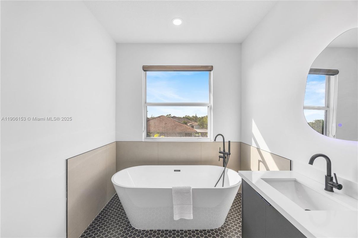 Bathroom, Free Standing Baths, Interior, Recessed Lighting, Water