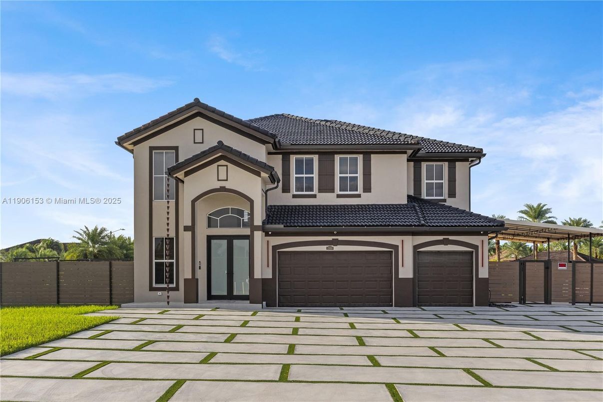 Attached, Exterior, Facade, Mediterranean