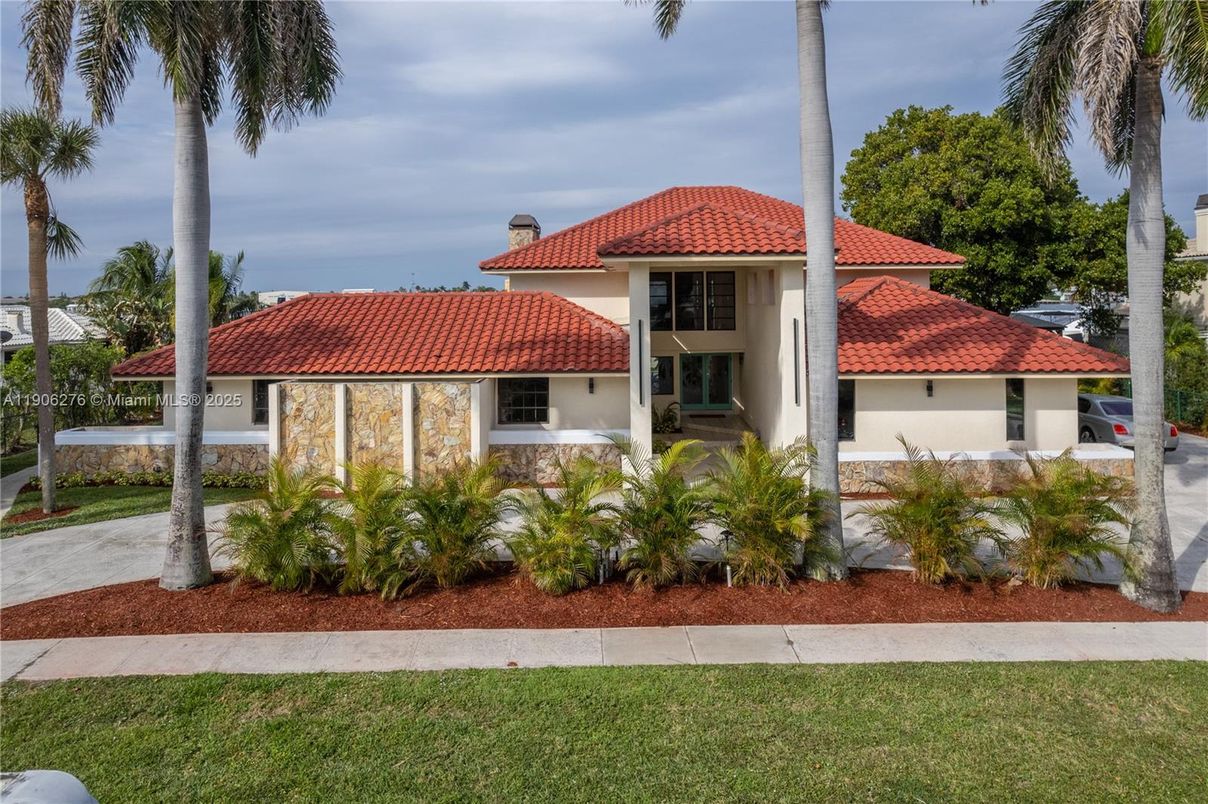 Exterior, Facade, Mediterranean