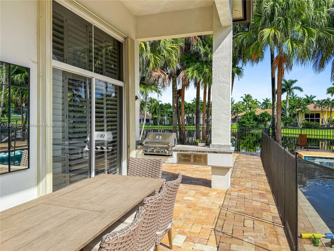 Exterior, Outdoor Kitchen