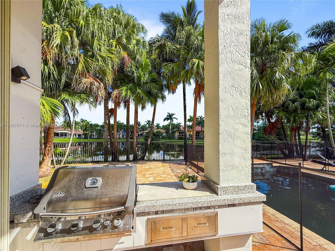 Exterior, Outdoor Kitchen, Water