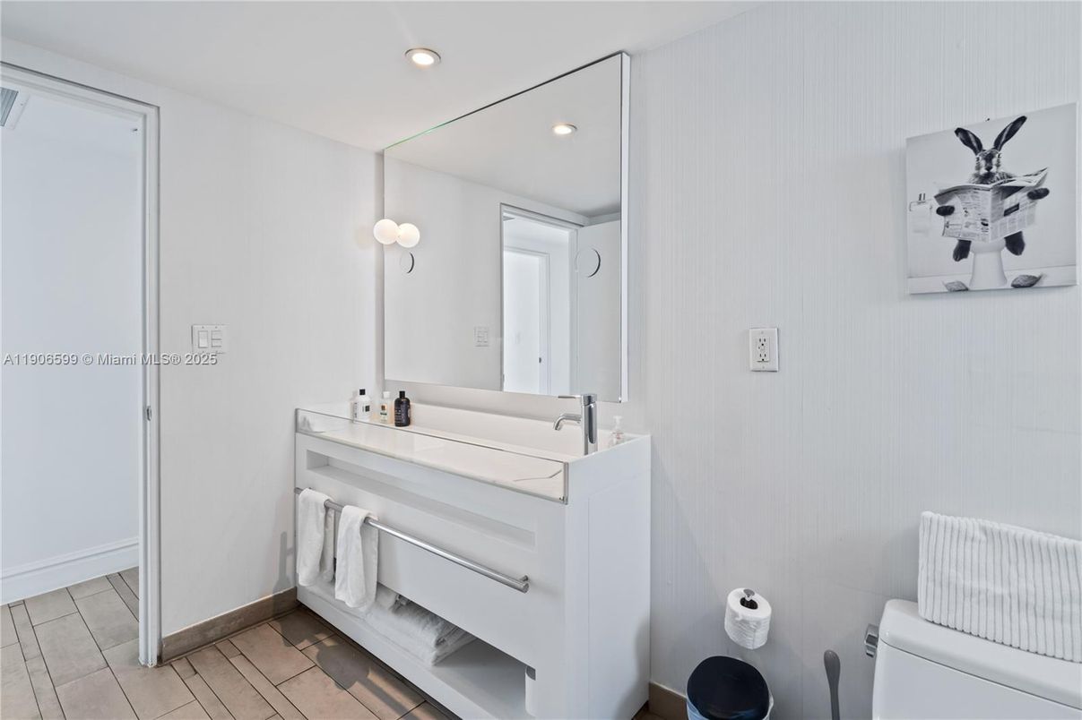 Bathroom, Interior, Recessed Lighting