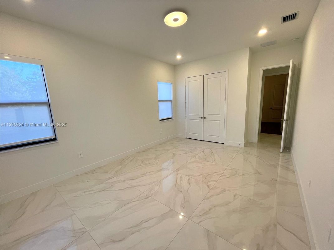 Empty room, Interior, Marble, Recessed Lighting