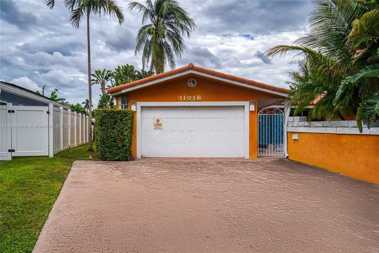 Detached Garage, Exterior