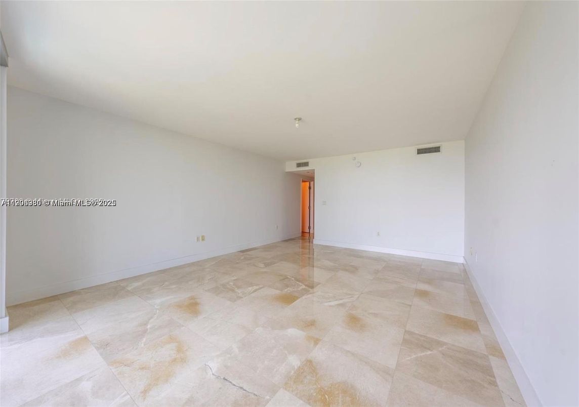 Empty room, Interior