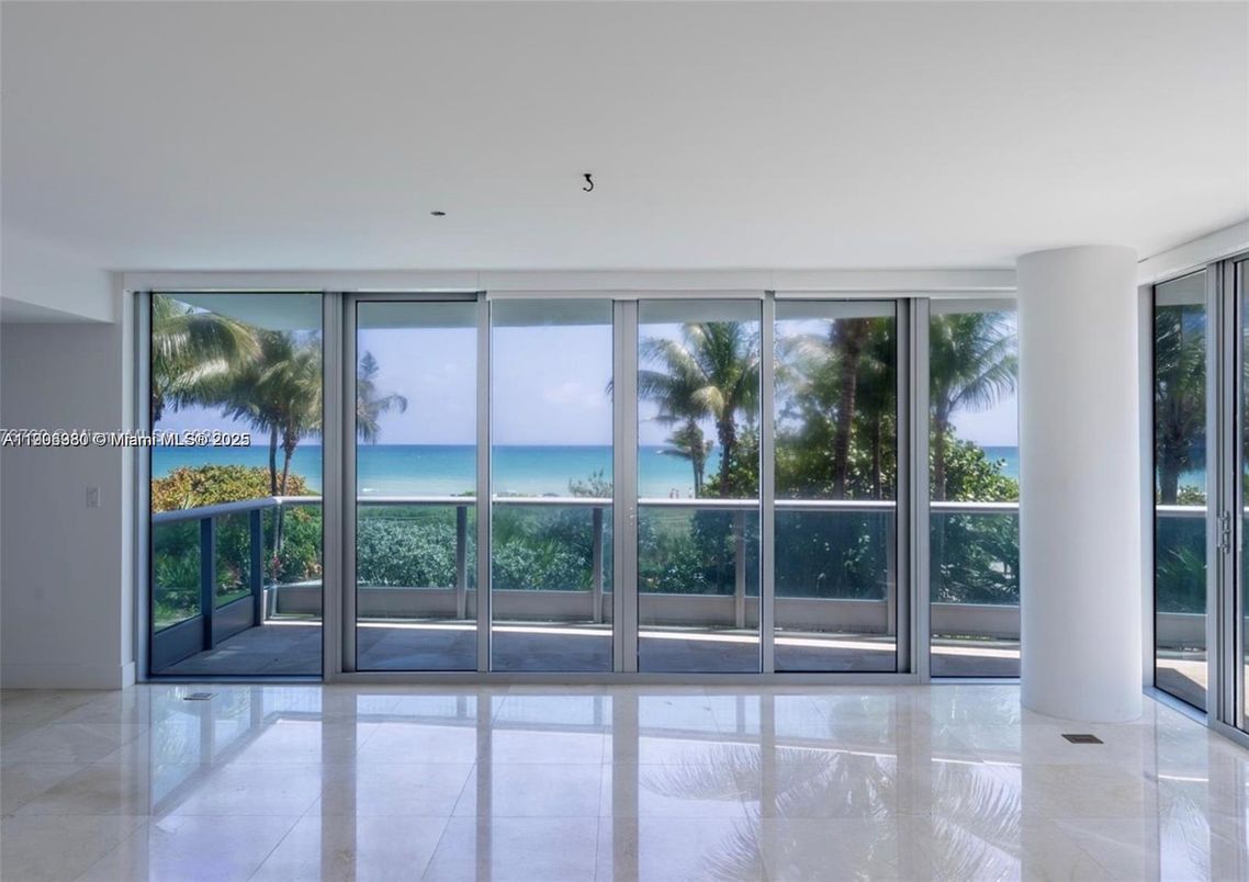 Empty room, Interior, Water