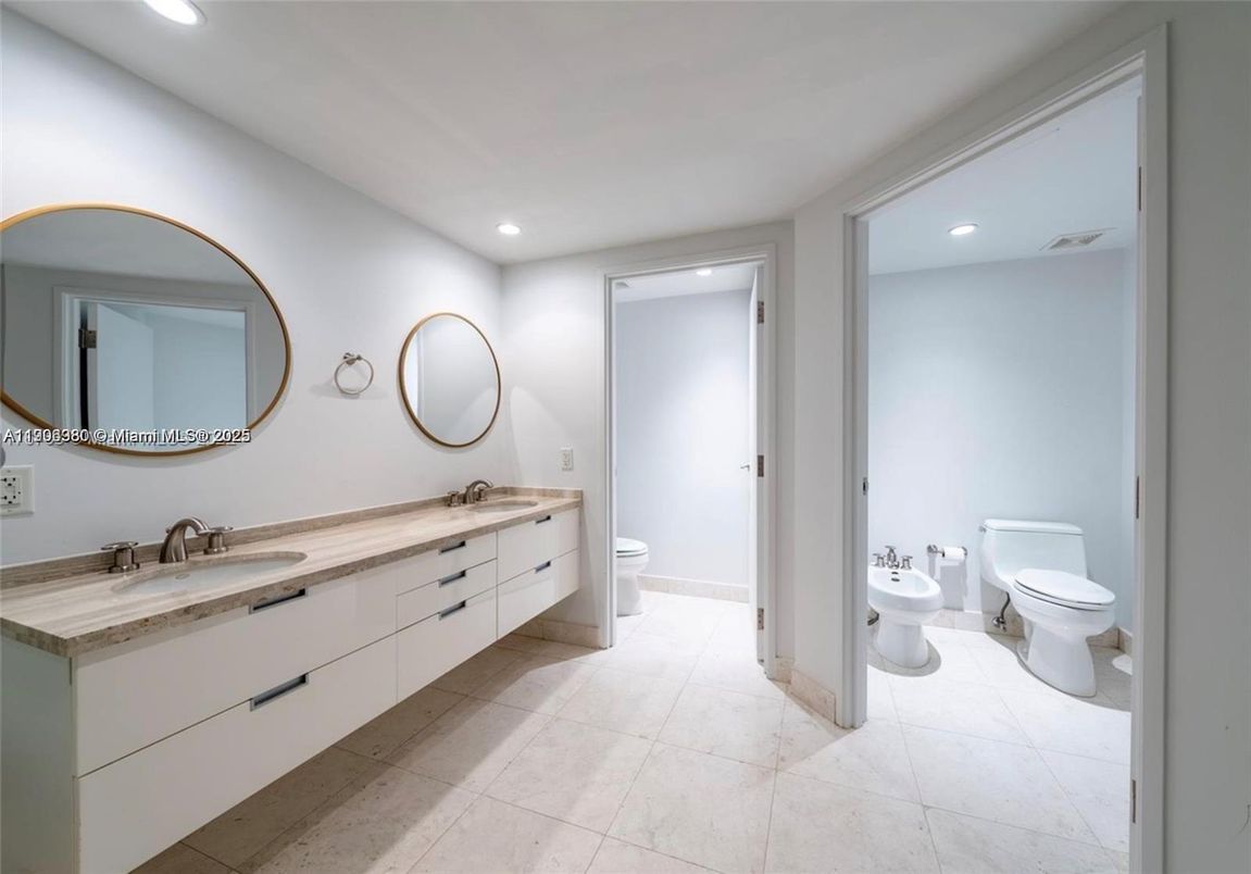 Bathroom, Dual Sink Vanities, Interior, Recessed Lighting