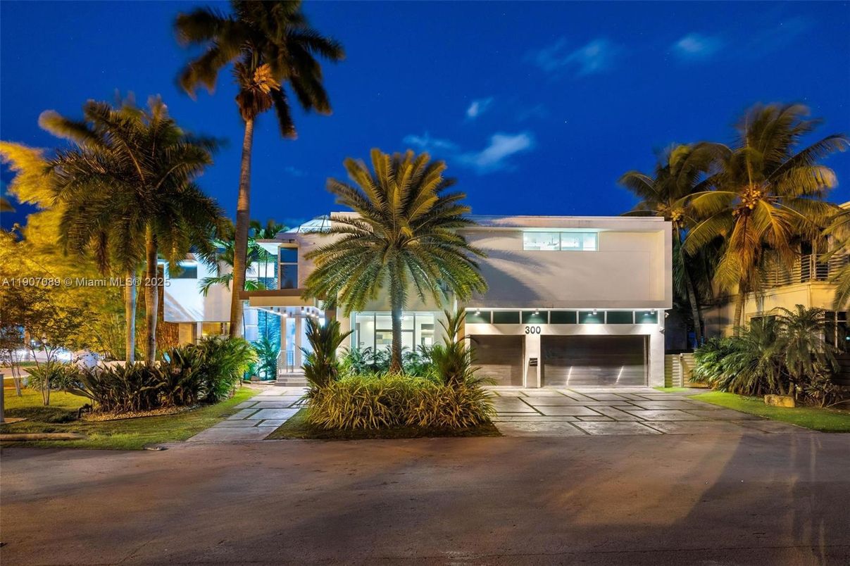 Attached, Exterior, Facade, Modern