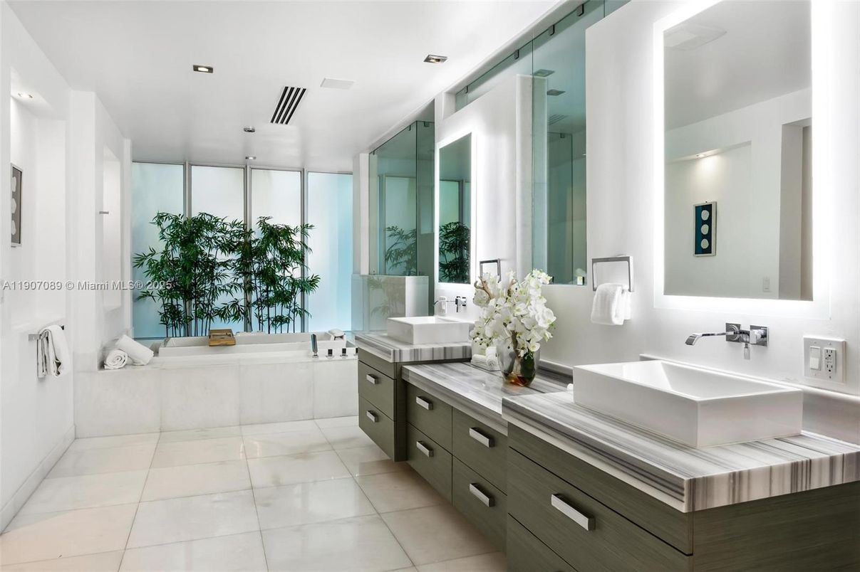 Bathroom, Dual Sink Vanities, Interior, Recessed Lighting