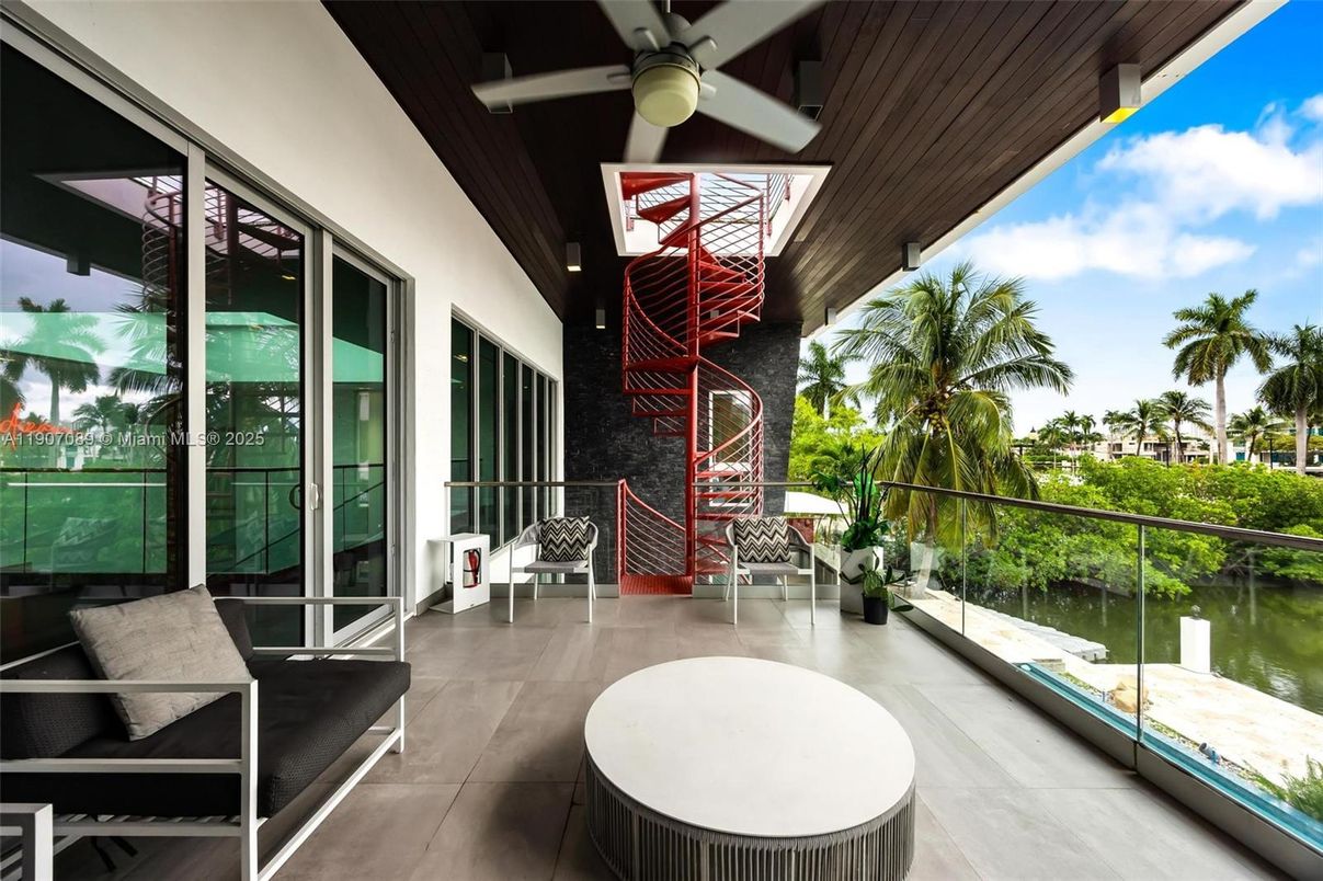 Interior, Sun Room, Water
