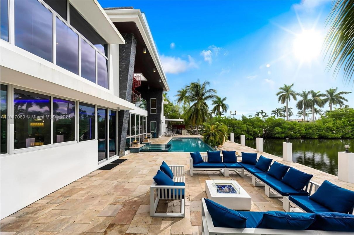 Exterior, Pool, Water