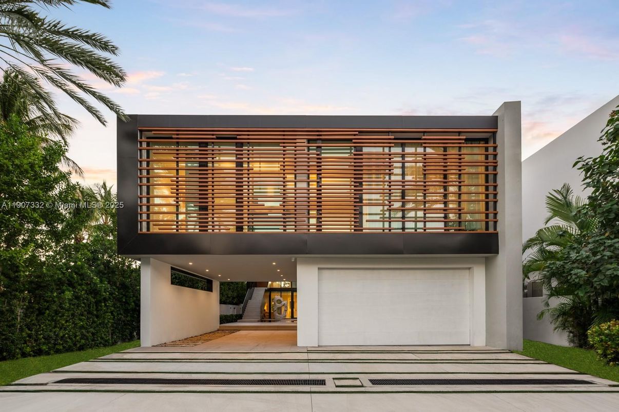 Exterior, Facade, Modern