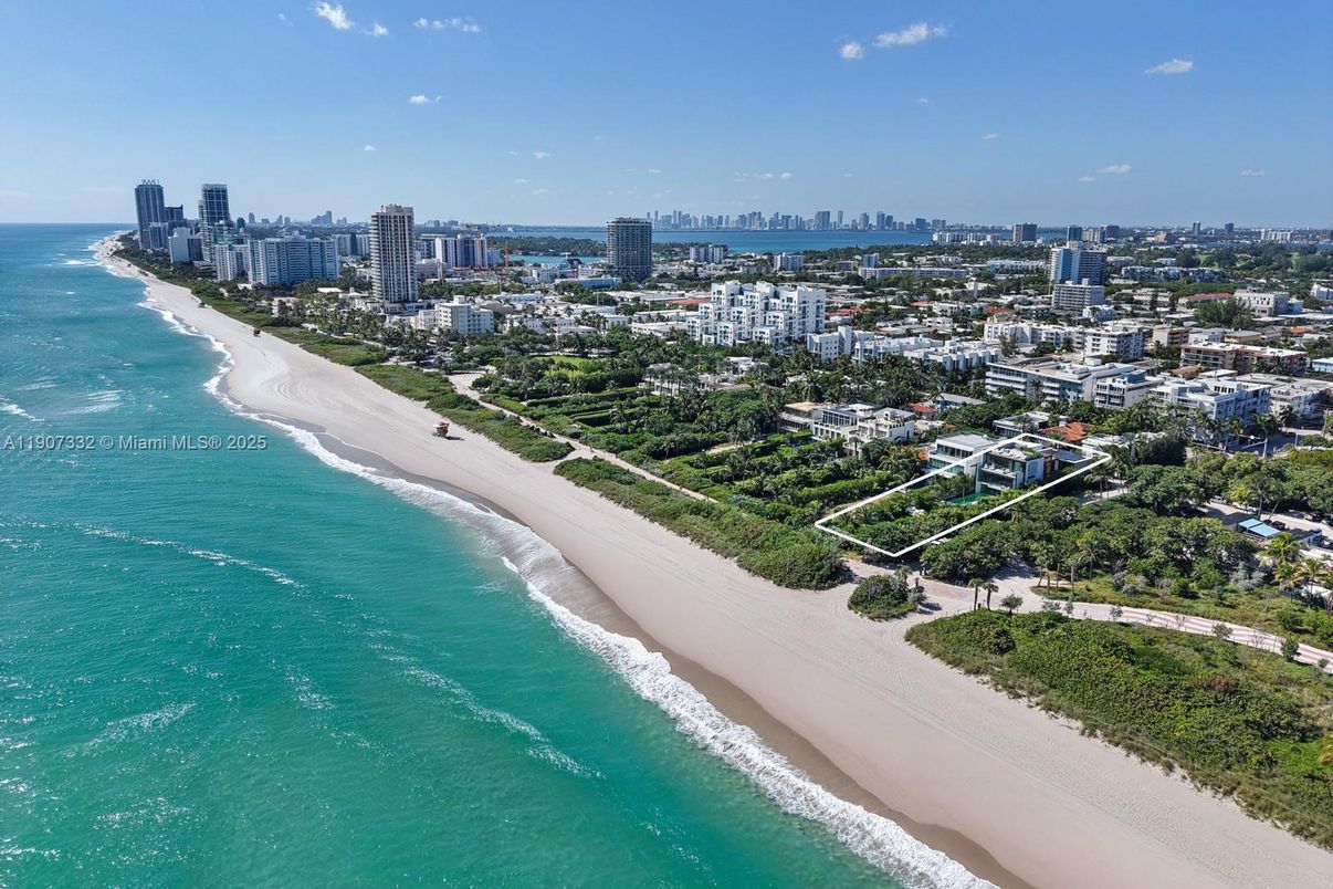 Exterior, Facade, Modern