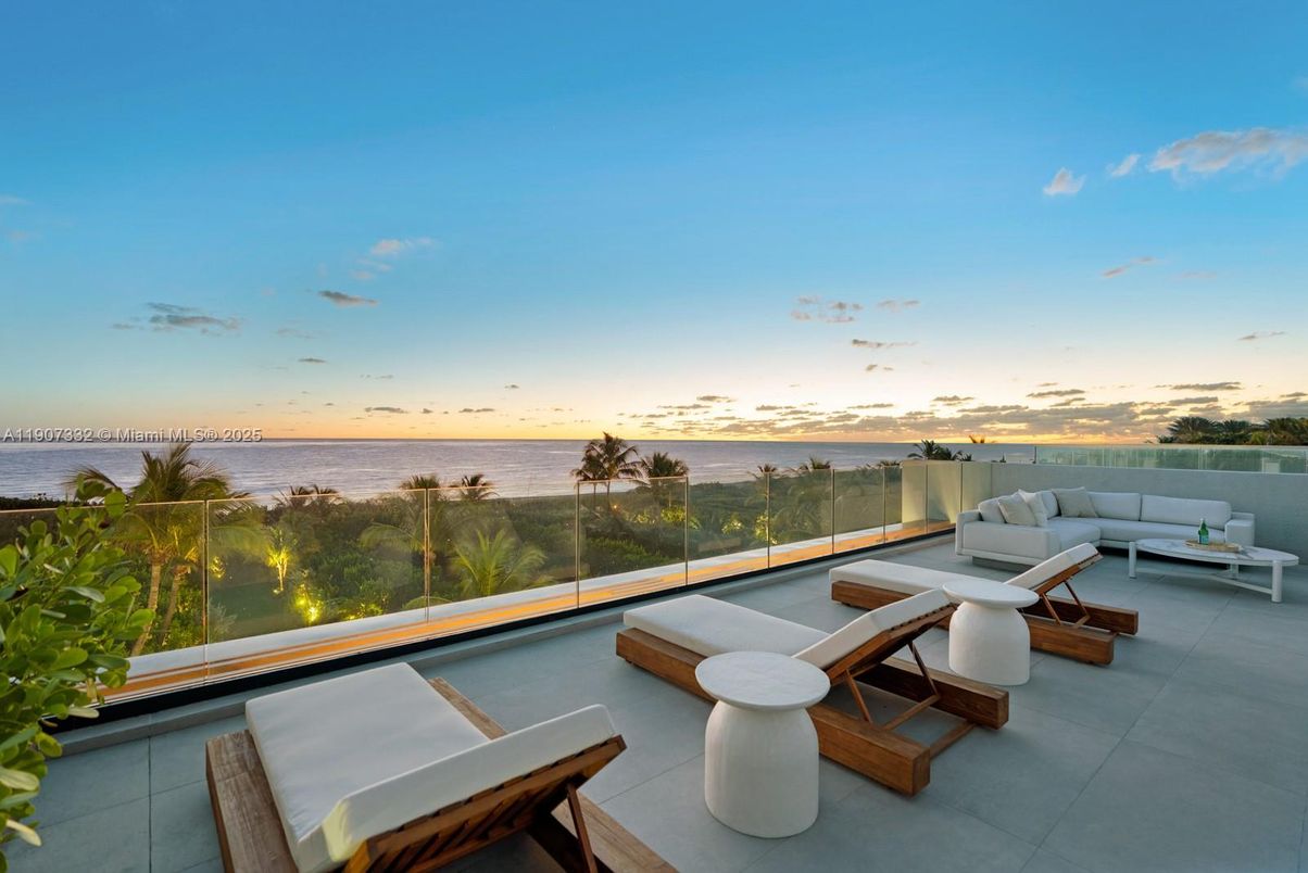 Exterior, Tennis Courts, Water