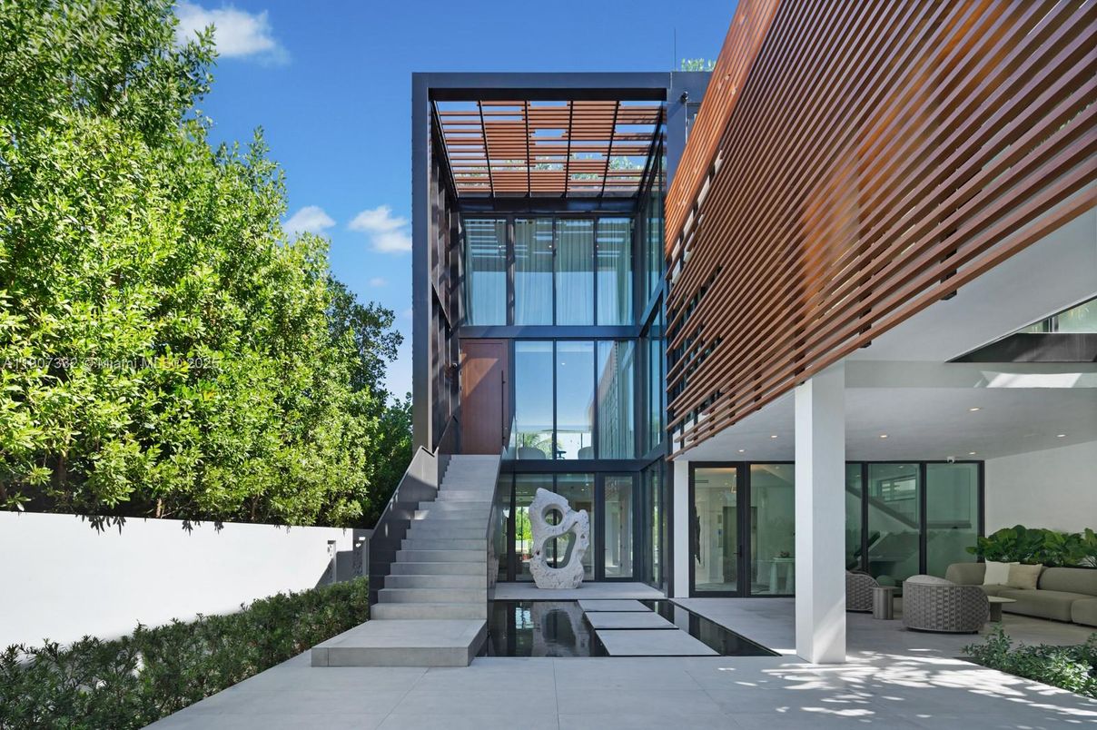 Exterior, Facade, Modern