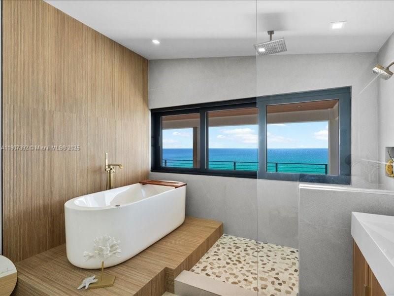Bathroom, Free Standing Baths, Interior, Pendant Lights, Recessed Lighting, Water