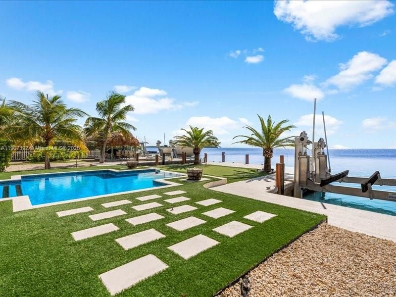 Exterior, Pool, Water