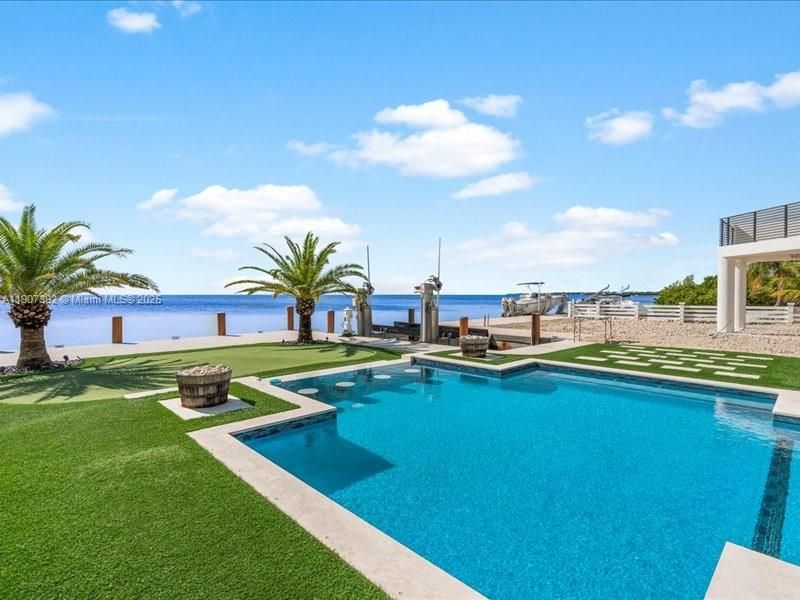 Exterior, Pool, Water