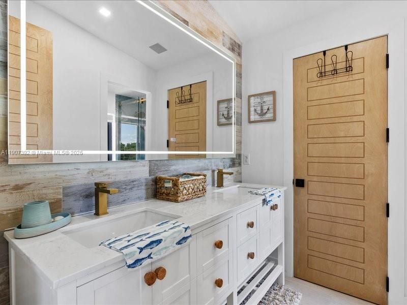 Bathroom, Dual Sink Vanities, Interior, Recessed Lighting