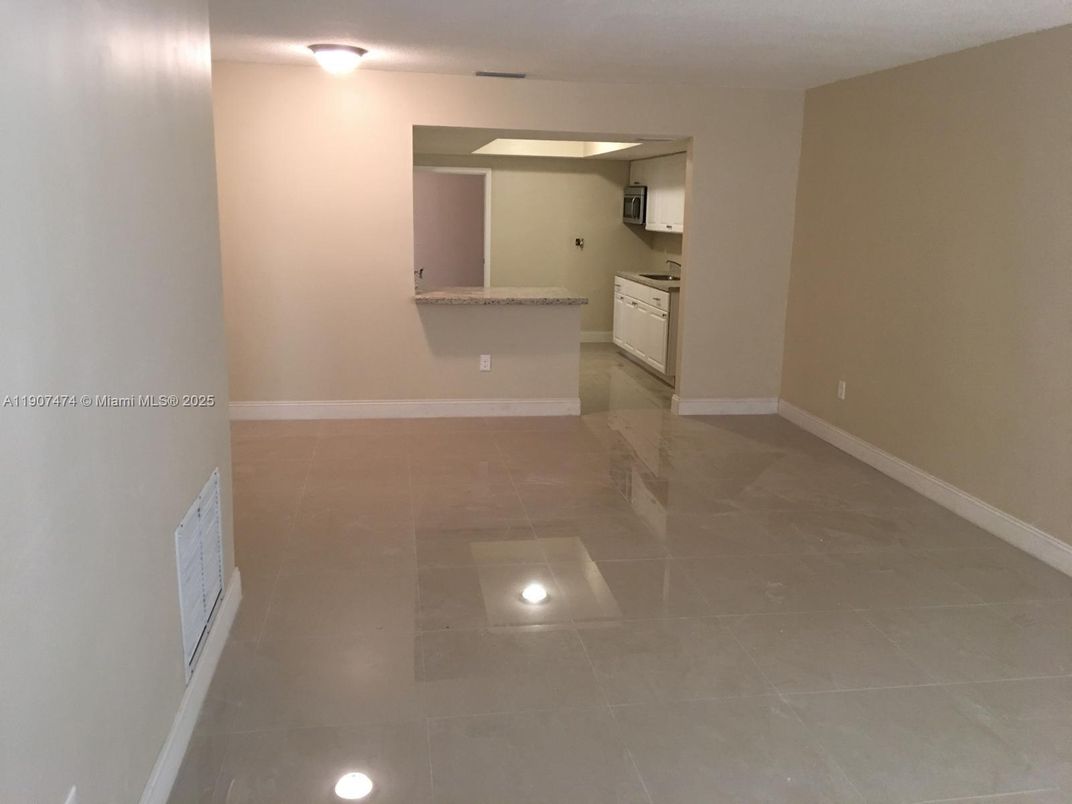 Empty room, Interior